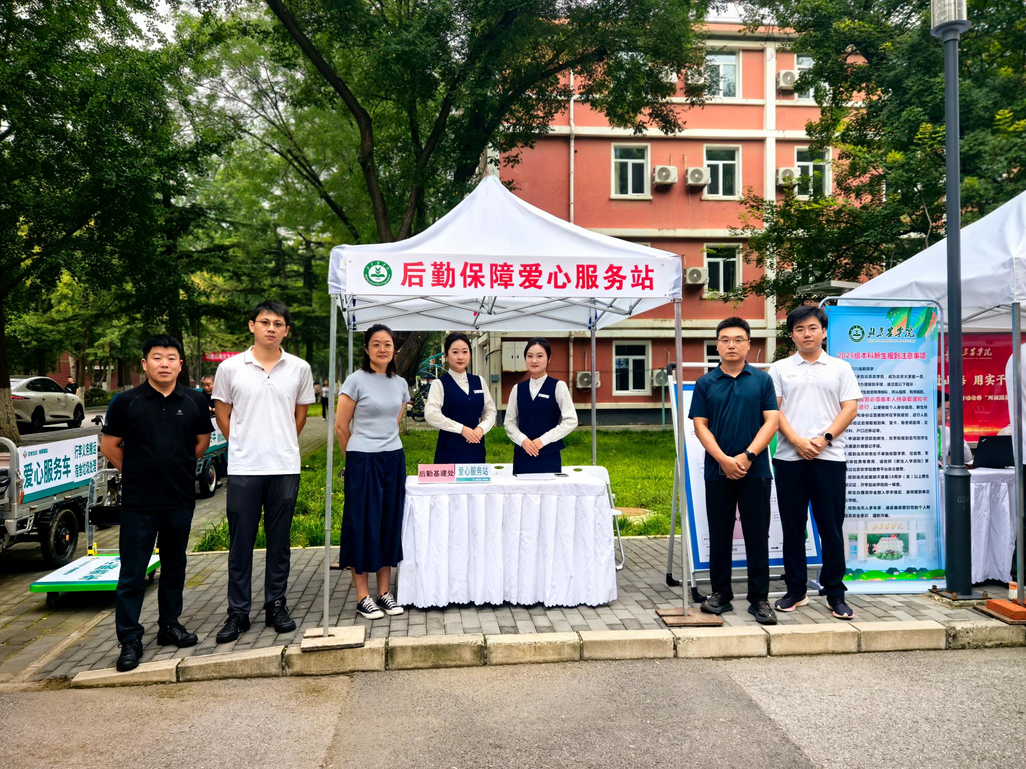 迎新服务暖人心，后勤党员展风采